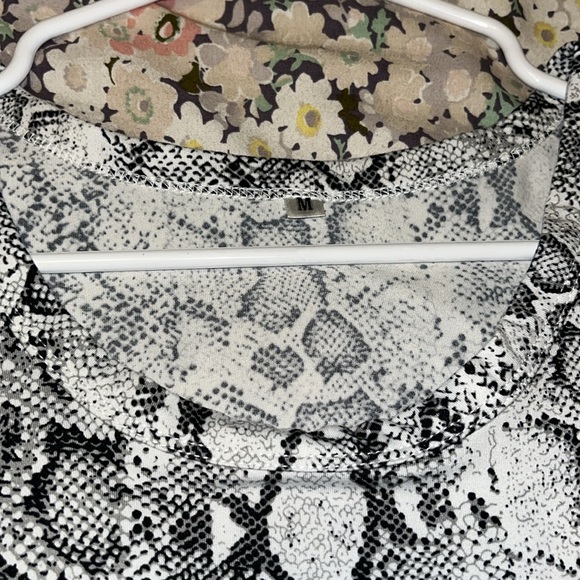 Women’s snakeskin print fit & flare short sleeve knee length dress with pockets - Picture 3 of 4